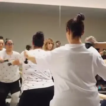 Grupo de alumnas en la barra frente al espejo