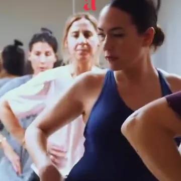 Alumnas siguiendo la clase junto a la barra